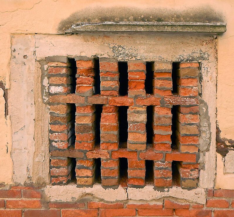 old window from venice 26