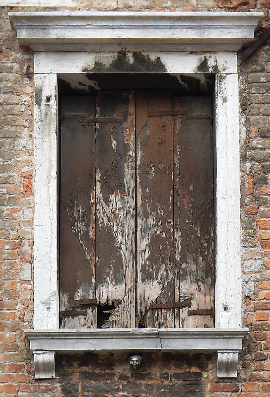 old window from venice 11