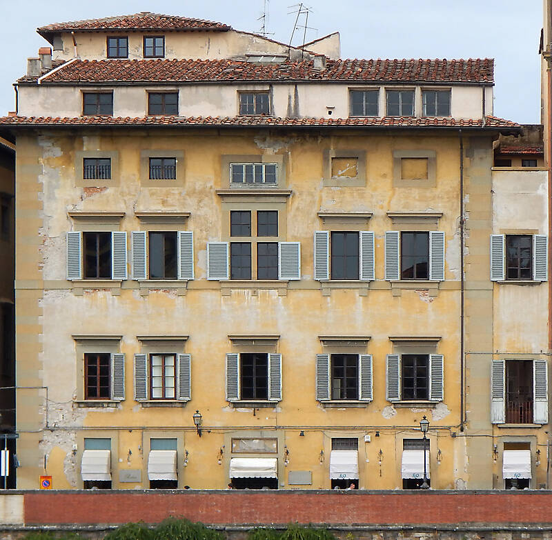 old florence building grey windows 15