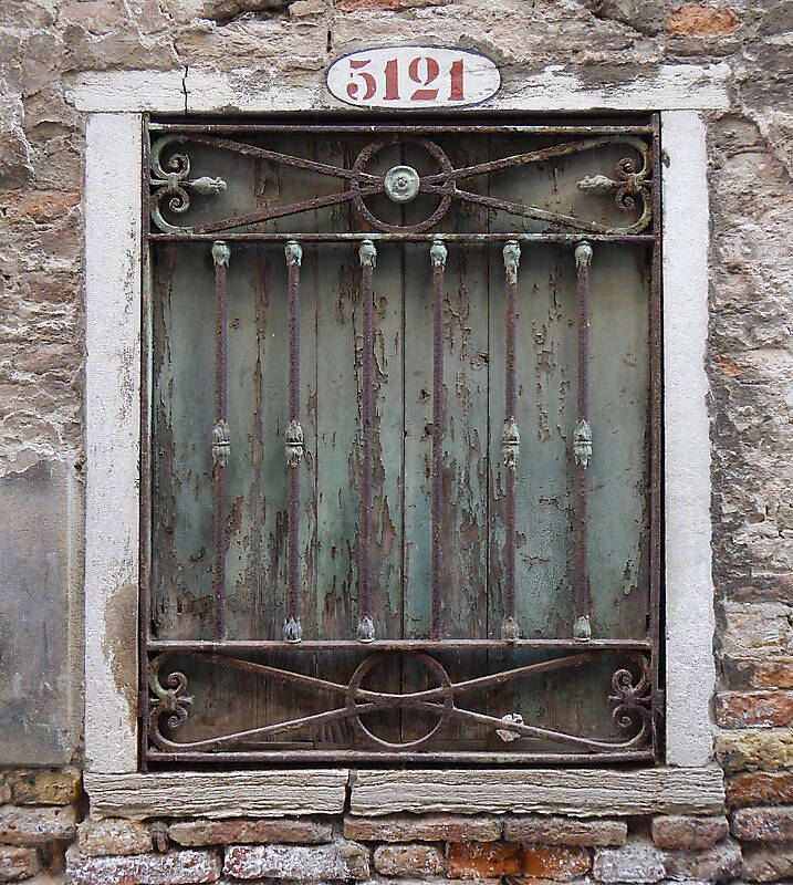 old window from venice 34