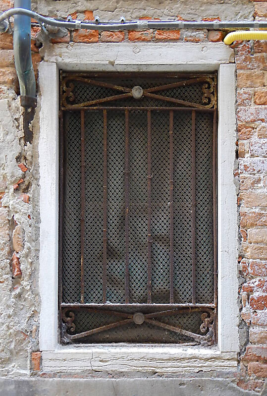 old window from venice 37