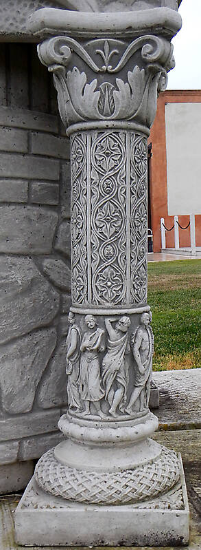 decorated pillar 5