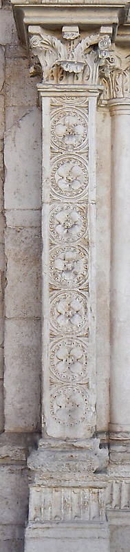 square pillar with ornaments 7