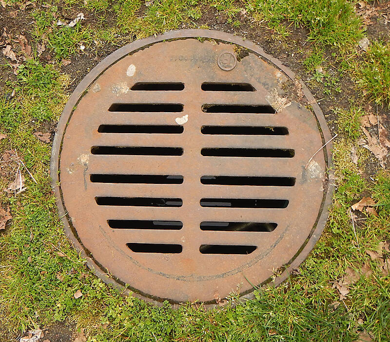 rusty round manhole big 2