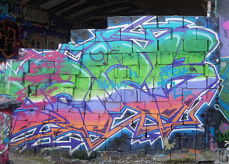 graffiti big on bricks